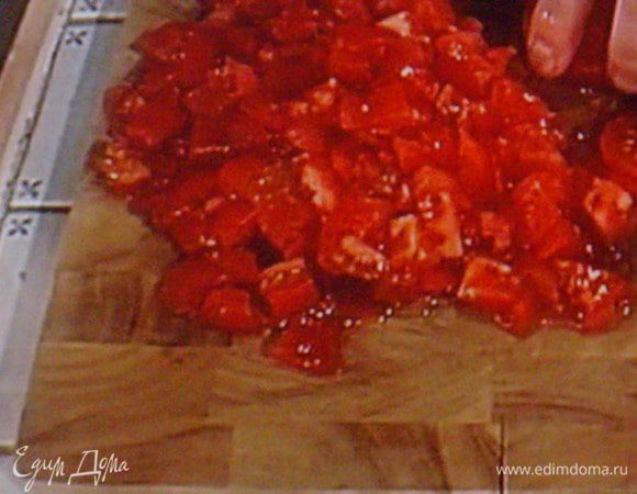 Помидоры ошпарить кипятком, снять кожицу и мелко нарезать.