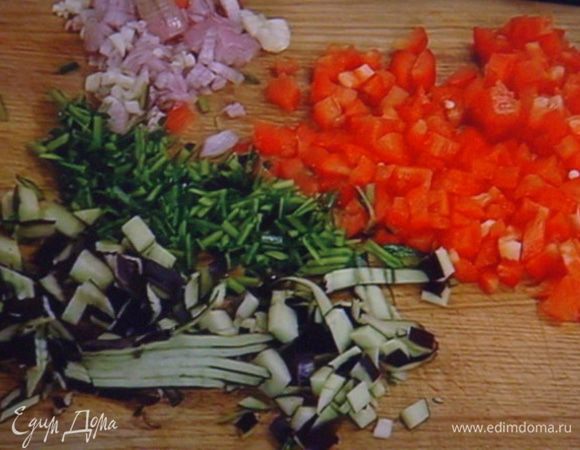 Овощи меленько нарезать.  Так же покрошить розмариновые иголочки. Пассеровать шалот, 2 зубчика чеснока и кусочек чили до прозрачности. 