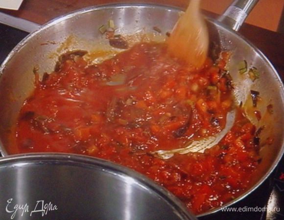  Добавить овощи,розмарин,  томат, сок лимона, мёд. Так как все овощи мелко нарезаны, время тушения сокращаеться до приблизительно 10 мин.