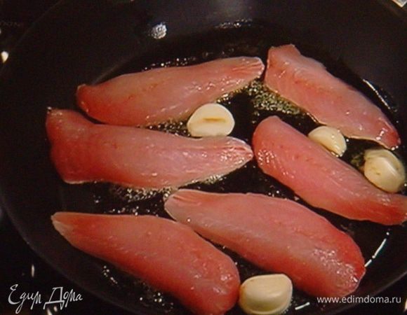 Рыбку разделать на филе, посолить, поперчить и обжарить на разогретом масле с добавлением 4 долек чеснока