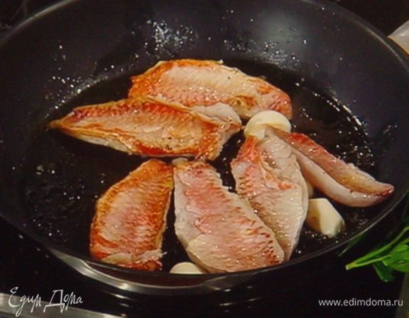 с обеих сторон. Руколу заправить соком лимона и оливковым маслом, солью и перцем.