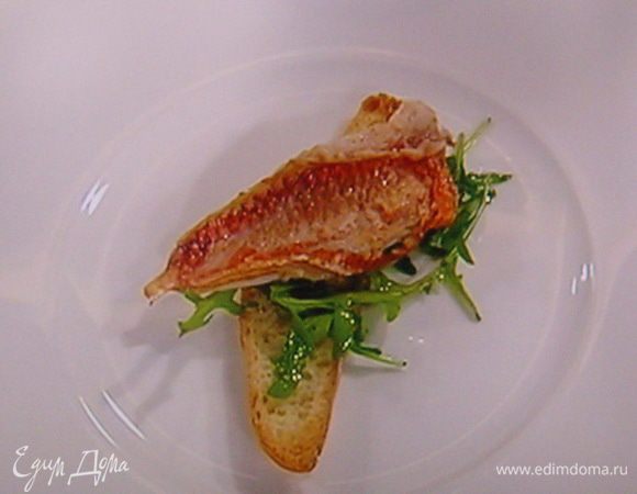 теперь сборка: может быть произвольная. Я собирала слои начиная с тоста, перекладывая каждый слой руколой.