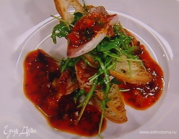 теперь очередь соуса рататуй. Им полить блюдо сверху и немного по бокам тарелки. Украсить базиликом. Приятного аппетота !