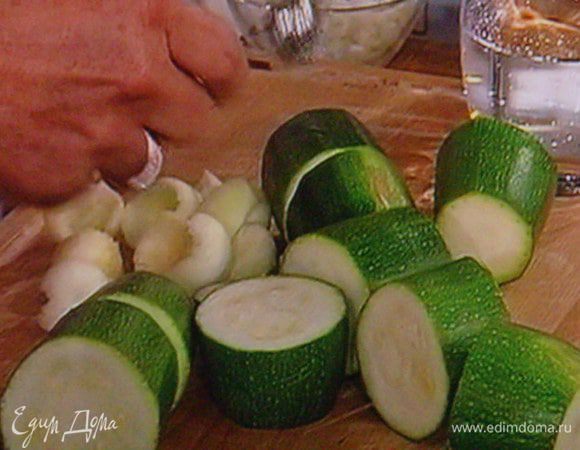 Рис сварить св 300 мл подсоленой воды с добавлением куркумы. 
Разогреть духовку до 200°. Цукини нарезать на бочёнки в 4 см высотой