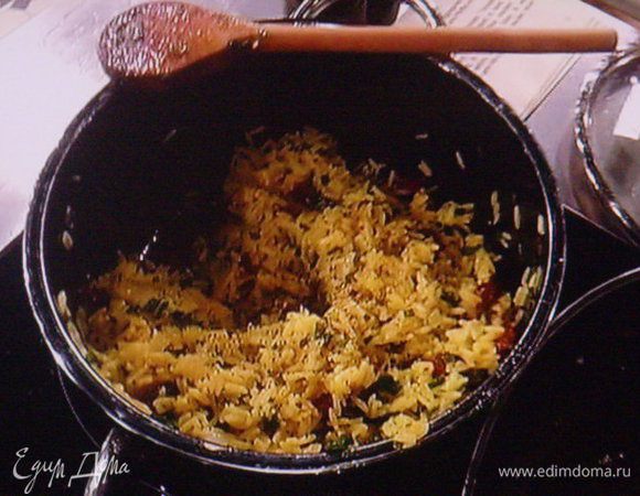 Луковые соединить с ещё горячим рисом, мелко нарезанными вялеными помидорами и шнит луком. Посолить, поперчить. Хорошенечко перемешать. 