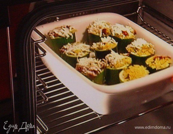 Форму для запекания смазать маслом, выставить цукини и наполнить их рисовой начинкой. Покрошить сверху брынзой и запекать около 20 мин. или как вариант  см. шаг № 7.