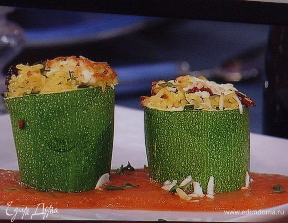 Можно подавать цукини с томатным соусом, а по желанию залить цукини соусом и запечь в духовке.