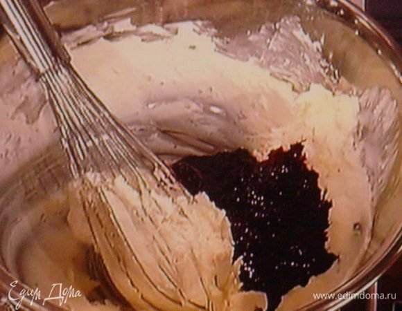 Фундук мелко покрошить, но не в пыль. Шоколад растопить с маслом. Сахарную пудру смешать с мукой и ввести с белком в шоколадно- маслянную массу. Тщательно вымешать.