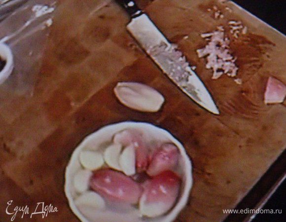 для соуса: шалот, 1 зубчик чеснока мелко нарубить. Пассеровать на разогретом масле до прозрачности, залить вином, дать ему выпариться. Влить  бульон, сливки, посолить поперчить и уварить до состояния соуса.