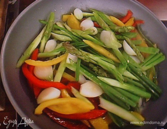 Все овощи и оставшийся чеснок поджарить в масле до состояния "аль денте", посолить, поперчить . У кого есть вок, воспользуйтесь им, это наилучший вариант.