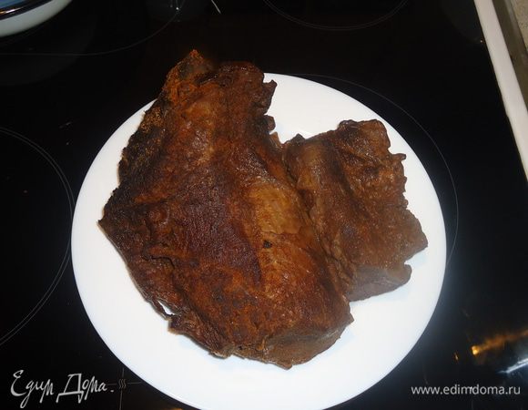 Маринуем мясо, затем выкладываем в пакет, туда же выливаем соевый соус.