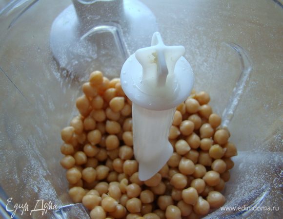 Нут (продается консервированный, можно отварить и самому, только без соли) слить, перемолоть в пасту с помощью блендера (погружного) или фуд-процессора