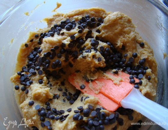 Всыпаем шоколадные капли, перемешиваем