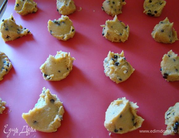Разогреваем духовку до 190"С. На пергамент или силиконовый коврик отсаживаем ложной небольшими порциями печенье