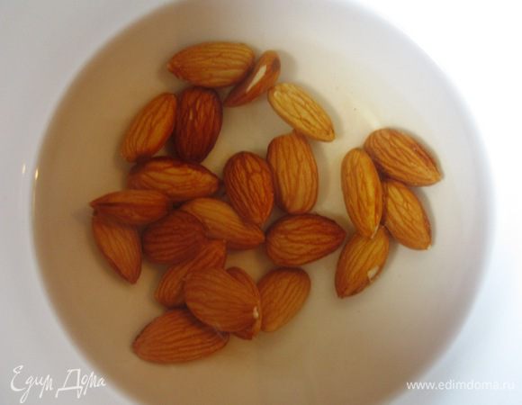 Миндаль заливаем кипятком, оставляем на 5 минут.