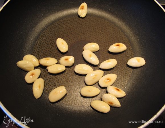 






Слегка обжариваем на сухой сковороде до твердой румяности.