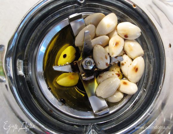 В блендере соединяем остывший поджаренный миндаль, оливковое масло, бальзамический уксус, соль, свежемолотый перец.