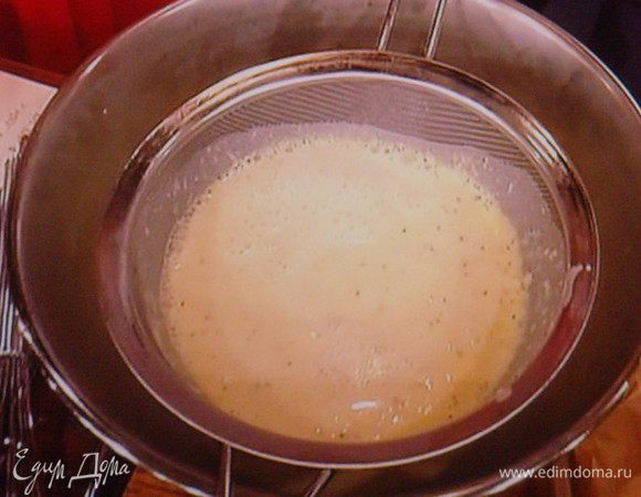 Винный соус процедить через сито, протереть остатки шалота и чеснока.