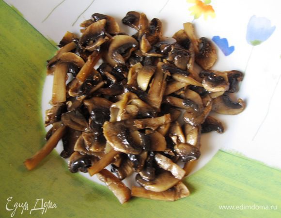 На дно тарелки выкладываем грибы.