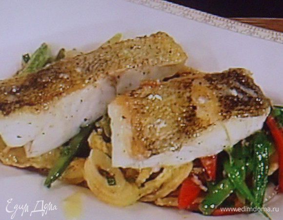 Судак выложить на овощную подушку и полить соусом. Украсить зеленью ( у меня базилик). Приятного аппетита !