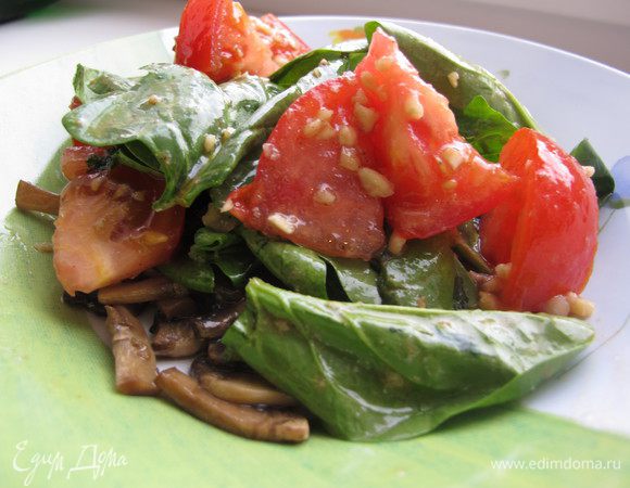 Сверху остальные ингредиенты, заправляем миндальной заправкой. 
Для "нормального" варианта:
Предварительно варим яйцо вкрутую, трем на средней терке, добавляем в заправку. Обжариваем ломтики бекона до хруста, красиво кладем сверху нашего чуда! Приятного!!!! 