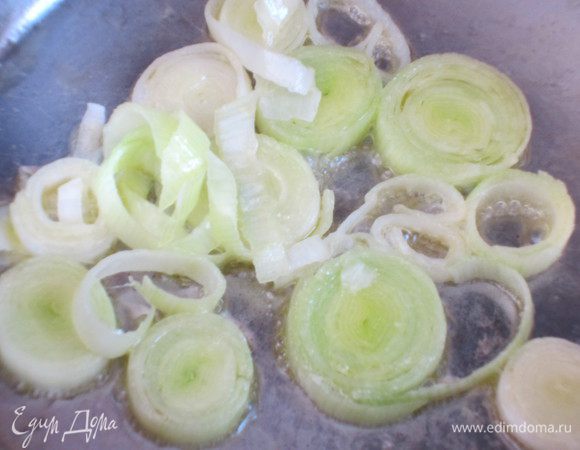 В сотейнике  разогреть масло и подрумянить белую часть лука-порея. 