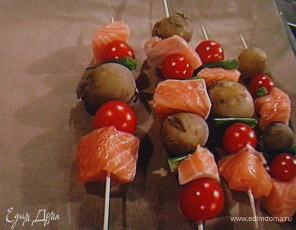 На деревянные палочки нанизать поочерёдно картофель, лосось, перец и помидоры.