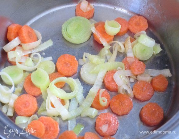 Положить морковь и обжарить всё вместе 3 минуты. 