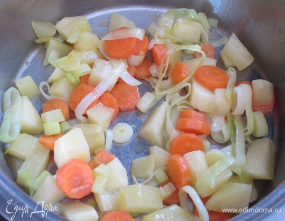 Добавить картофель и держать на слабом огне 5 минут. 