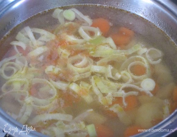 Влить бульон и варить 10 минут. Положить капусту, посолить, поперчить и варить 7-10 минут. 