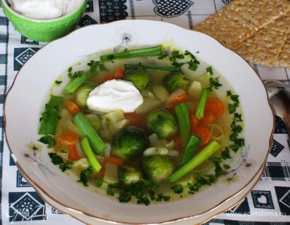 Готовый суп посыпать петрушкой, зeленью лука-порея, добавить сметану (1 ст.л. в каждую тарелку). Приятного аппетита:)