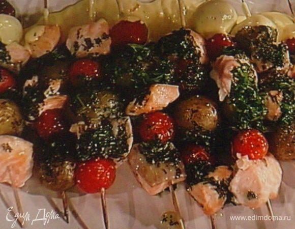 Полить соусом и подавать с ломтиками лимона и оставшимся маринадом. Приятного аппетита !