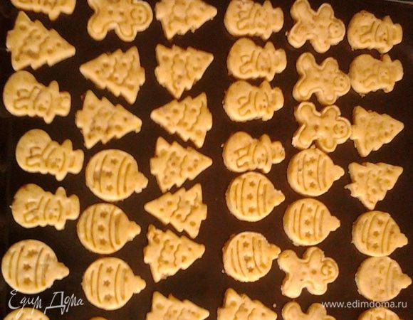 Орехи измельчить.
Взбить 300 г сливочного масла с сахаром.
Муку просеять вместе со щепоткой соли.
Добавить просеянную муку и орехи к маслу с сахаром и хорошенько вымешать.
После чего с помощью формочек получилась вот такая красота.