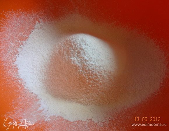 Муку, крахмал, сахарную пудру просеять в глубокую миску.