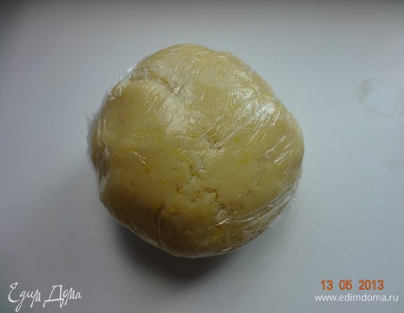 Мягкое сливочное масло порезать на кусочки и перетереть с мучной смесью в крошку. На рабочей поверхности сформировать шар из теста, завернуть в пленку и отправить в холодильник на 30-40 минут.