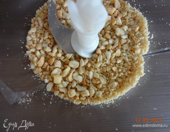 Измельчить арахис в блендере или ступке не мелко.