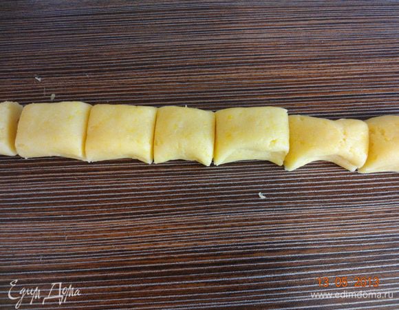 Охлажденное тесто разделить на две части, из каждой скатать валик 2-3 см в диаметре, разрезать на несколько сегментов.