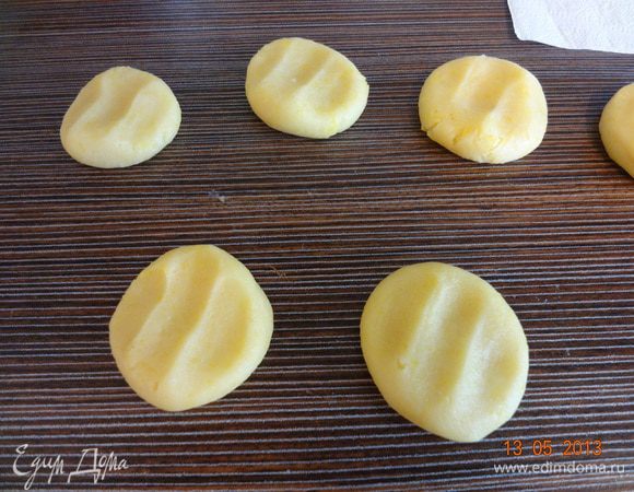 Каждый сегмент скатать в шарик и немного расплющить пальцами.