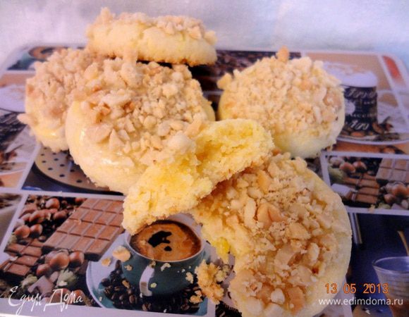 Готовое печенье чуть остудить, аккуратно переложить на блюдо.