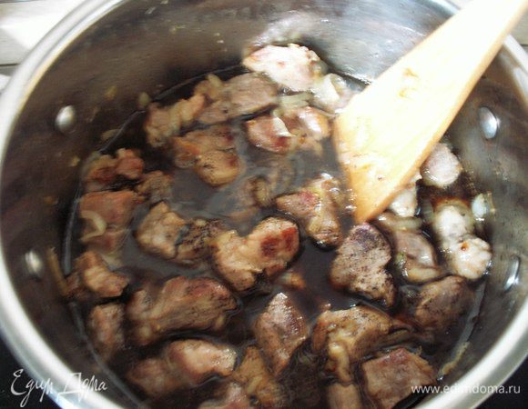  Кофе заливаем вместе с гущей и тушим еще 10 минут.