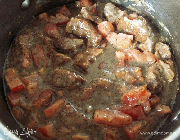  Сметану смешиваем с мукой. Выливаем в мясо. Добавляем помидоры. Убавляем огонь до минимального и тушим до готовности (у меня ушло 10 минут). Подаем с зеленью. BON APPETIT!