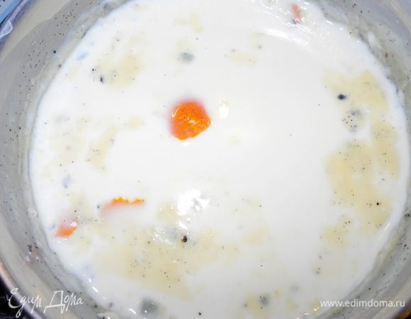 Смешиваем сливки с молоком, сахаром и мёдом и доводим до кипения. Добавляем цедру (можно любую: апельсиновую, мандариновую или лимонную), семена и палочку ванили и оставляем настаиваться на час.