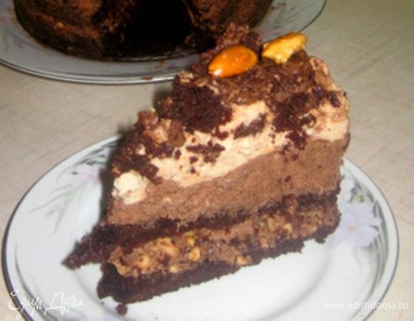 P.S. Извиняясь на внешний вид  моего верхнего бисквита, я поспешила его разрезать и он поломался. Остальные кусочки были намного лучше, там бисквит не очень порвался. И также извиняюсь за отсутствие пошаговых фотографий, так как этот торт я пекла давно и тогда не делала пошаговые.