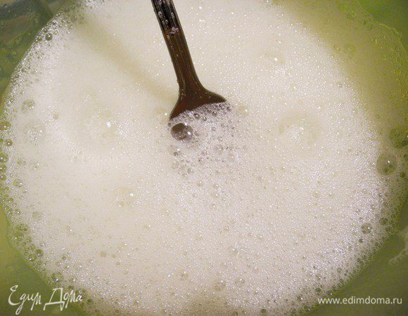 Слегка взбиваем вилкой белки, до появления лёгкой пенки ( не взбивать сильно, иначе в креме будет слишком много воздуха, но пенка должна быть однородной, не расслаиваться на пенку и белок). Примерно вот так.