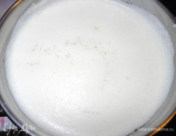 Аккуратно смешиваем белки со сливками.