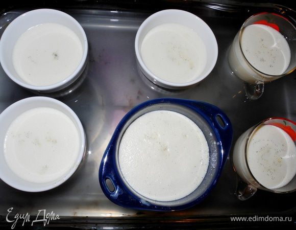 Разливаем по формочкам через маленькое сито, чтобы удалить пузырьки воздуха. У меня были рамекины, но очень красиво смотрится в прозрачных стеклянных стаканчиках. Ставим формочки на противень с высокими бортиками, наливаем в него горячей воды на 3/4 и ставим в духовку, разогретую до 160 градусов Цельсия на 45 минут (на 1 час, если формочки побольше).