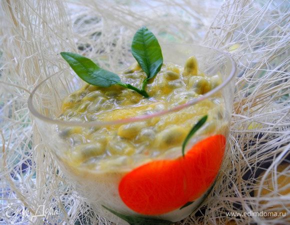 После этого уже можно есть, а можно добавить любой соус, например на основе маракуйи или клубники. Или заморозить и использовать, когда захочется чего-нибудь вкусненького или придут гости.