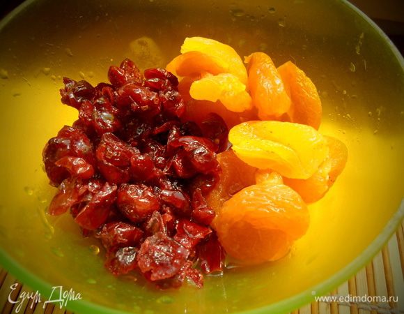 Хорошенько промыть сухофрукты,отжать от воды и залить любым имеющимся алкоголем (если не для детей!). Я заливала на 20 минут домашним ликёром Лимончелло. Рецепт приготовления в домашних условиях можно посмотреть здесь...(http://www.edimdoma.ru/retsepty/54533-limonchello-osvezhayuschiy-italyanskiy-liker)