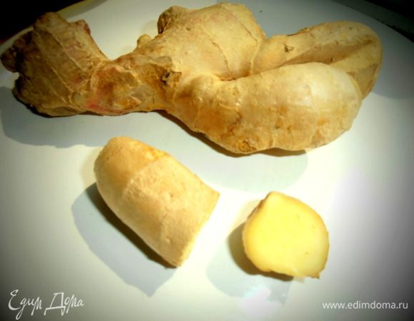 Очистить кусочек корня имбиря (он даст лёгкий освежающий аромат, но никто не догадается, что он там присутствует!)... Можно использовать и сухой, но свежести от него уже не будет, только остринка.