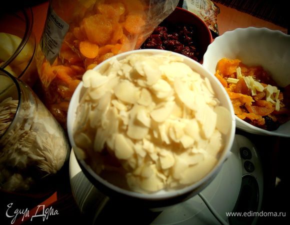 Имбирь отправляем к сухофруктам,а сами приступаем к ореховой части... Миндальные лепестки (или целый орех) перемелем на кофемолке...